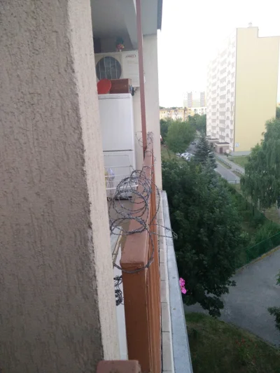 genvi - Ej Mirki ##!$%@? to ja nie wiem. Stoję na balkonie, patrzę w bok a tu sąsiad ...