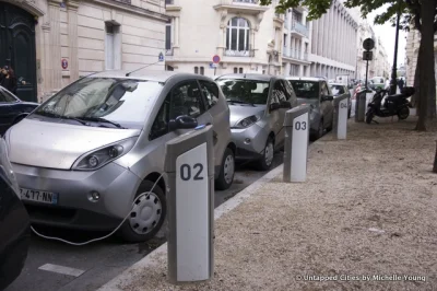 abused - W centrum Paryża stoją takie małe elektryczne dupsiki w wyznaczonych miejsca...