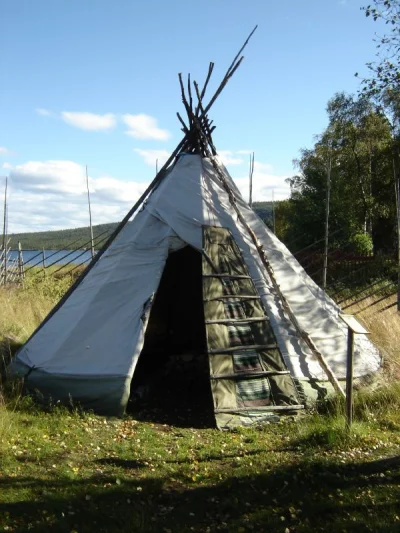 Iduun - Lavvo to tradycyjny namiot saamski o nieskomplikowanej budowie, co przez wiek...
