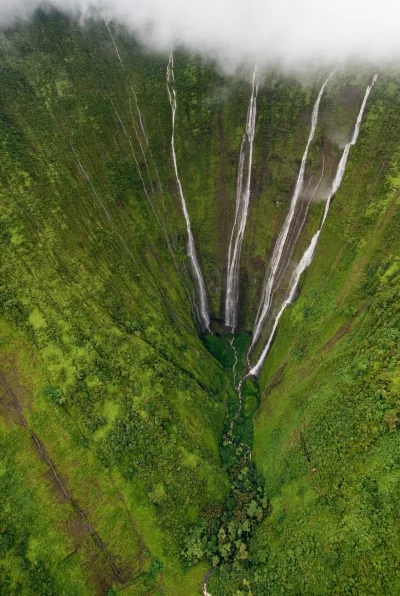 iwarsawgirl - Mierzące ponad 600 metrów wodospady na Wielkiej Wyspie, największej i z...