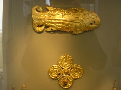 binuska - "Złoty skarb z Witaszkowa" - cenne przedmioty ze skarbu na wystawie w Berli...