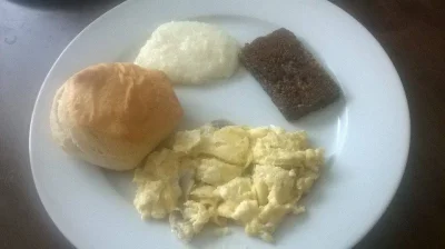 AnnaJ - @AnnaJ: A tu kompletne sniadanie juz na talerzu to biale to grits. Jest to zr...