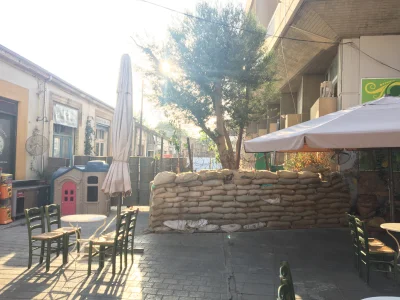 kpvWYYnUU4 - Kafejka w Nikozji przy strefie przygranicznej