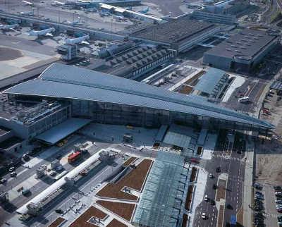 totek - Terminal nr 3 na lotnisku w Kopenhadze. Zbudowany został w kształcie samoloci...