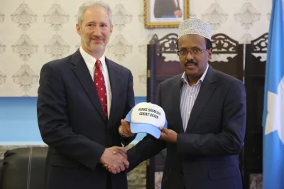 Kapitalis - Ambasador US wręczył taką czapkę prezydentowi Somalii.

#somalia #afryka ...