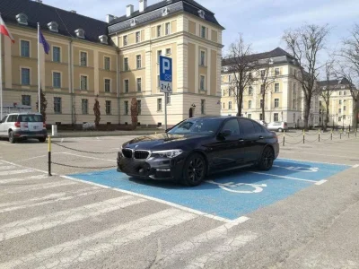 Lolux - Sądząc po tym jak stanął można stwierdzić że to jakiś stopień niepełnosprawno...