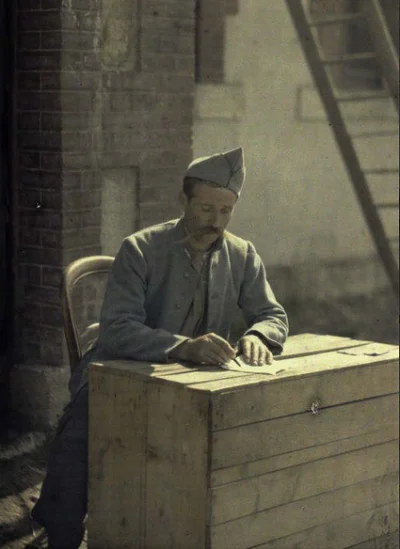 Lizus_Chytrus - > Francuski żołnierz na drewnianym "stole" przygotowuje korespondencj...