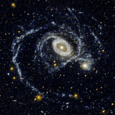 d.....4 - NGC 1512 wraz z NGC 1510 (mniejsza poniżej z prawej). Zdjęcie z satelity GA...