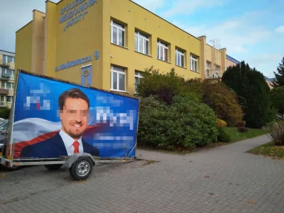 Silvestre_Cucumeris - Schody po prawej to wejście do komisji wyborczej nr 52 w Olszty...