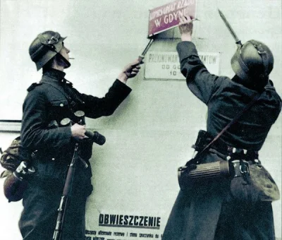 wojna - Niemieccy żołnierze odrywający tabliczkę komisariatu w Gdyni, wrzesień 1939r....