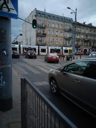 M.....z - Oczywiście jakiś EZG musiał zablokować tramwaj, który z kolei zablokował po...