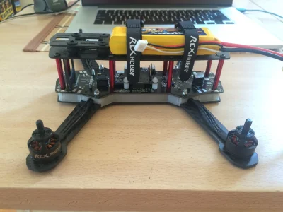 saldatoreafilo - @gromwell

Kolejny próbny montaż
#budujedrona #drony #fpv