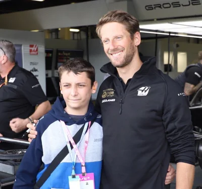 Gieekaa - Kiedy chciałeś zrobić sobie zdjęcie z kierowcą F1 ale był tylko Grosjean.
...