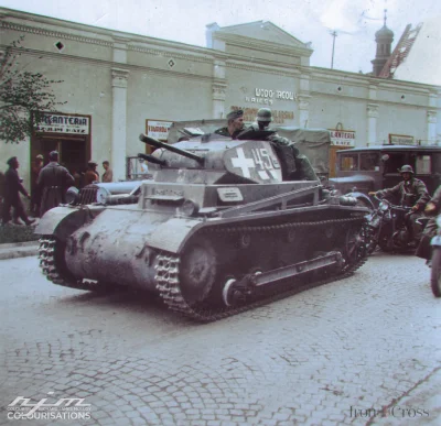 wojna - Niemiecki czołg Panzer II Ausf.C z 5. Dywizji Pancernej na ulicach Przemyśla,...