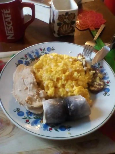 anonymous_derp - Dzisiejsze śniadanie: Jajecznica z 7 jaj z salami, smażone filety z ...