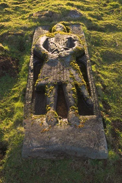 sropo - Przepięknie zachowany grób krzyżowca - znajduje się na wyspie Skye w Szkocji
...