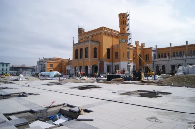 BartlomiejS - Na placu przed dworcem Wrocław Główny trwa układanie nawierzchni. Otwor...