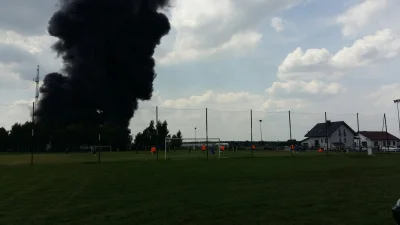 SlenderCzester - +chłopaki na boisku obok grają w gałę tak dla zdrowia xD