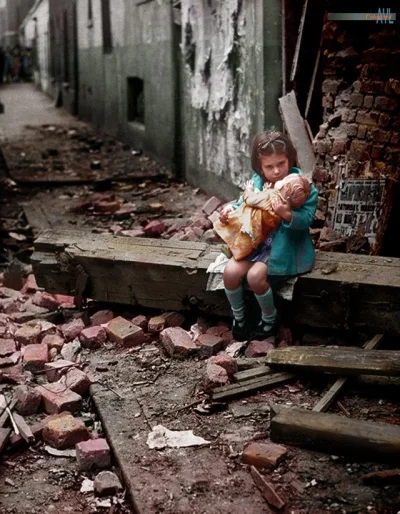 brusilow12 - Dziewczynka siedzi przy gruzach swojego zbombardowanego domu, Londyn 194...
