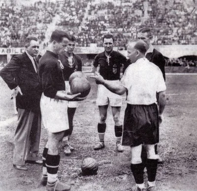 Clermont - Mundial 1934, kapitanowie Austrii i Węgier przed meczem. Wtedy można było ...