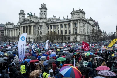 t.....n - Ponad 10 tys nauczycieli i popierających ich ludzi protestowało w Budapeszc...