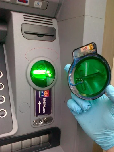 S.....i - Niektóre bankomaty mają jakieś hologramy, które mają utrudniać stosowanie c...