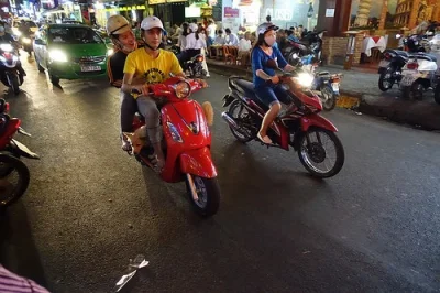 tees3r - Pies bez kasku na skuterze (Sajgon/Ho Chi Minh City - Wietnam)