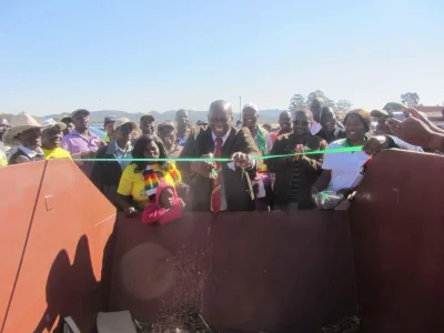 wigr - Minister finansów Zimbabwe przecina wstęgę na uroczystym otwarciu kontenera na...