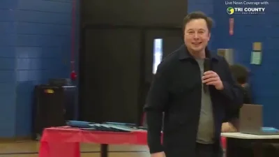 L.....m - >Musk is his last name.
Elon Musk przemawia do dzieciaków w szkole podstaw...