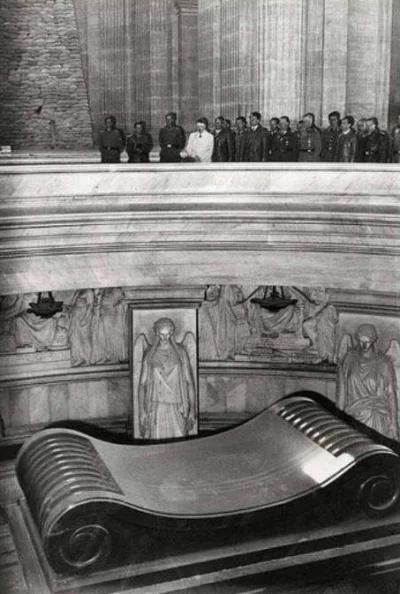 brusilow12 - Adolf Hitler odwiedza grób Napoleona Bonaparte w kościele Inwalidów, Par...