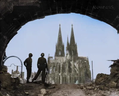 wojna - Zdjęcie przedstawia amerykańskich żołnierzy obserwujących ruiny otaczające sy...