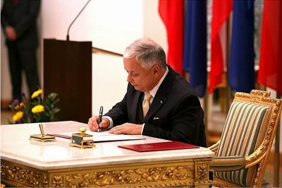 newerty - Lech Kaczyński składa podpis pod aktem ratyfikacji Traktatu Lizbońskiego w ...
