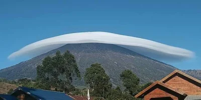 s.....s - Spektakularna chmura soczewkowata, tzw. lenticularis, nad wulkanem Rinjani ...