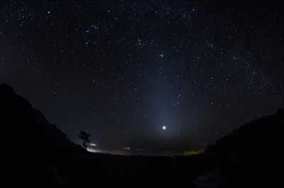 gnuthomson - Światło zodiakalne to słabe świecenie pyłu i asteroid. Pojedyncze fragme...