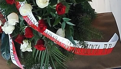 Z.....A - Kwiecień 2015. Kwiaty od Andrzeja Dupy na grobie Kaczyńskich. Napis na szar...