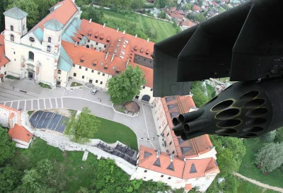 ksaler - Uwaga szczelam! ( ͡° ͜ʖ ͡°)

Mi-24 i klasztor w Tyńcu. Fot. Bartosz Bera. ...