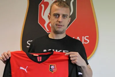 zreflektowany - > Kamil Grosicki jest już oficjalnie zawodnikiem Stade Rennes. 25-let...