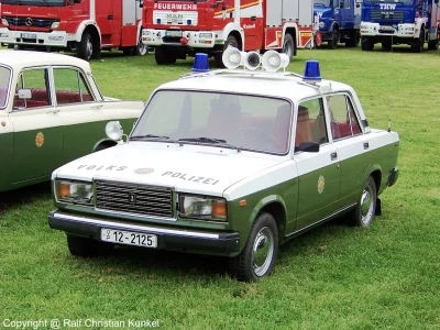 deskjetodhp - Łada wschodnioniemieckiej policji (volkspolizei- policja ludowa).

#l...