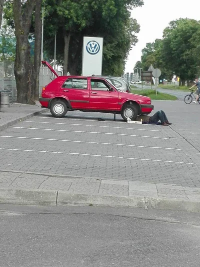 goferek - Gość na wszystkie naprawy jeździ do ASO. 

Fot. Mateusz P

#zlomnik #he...