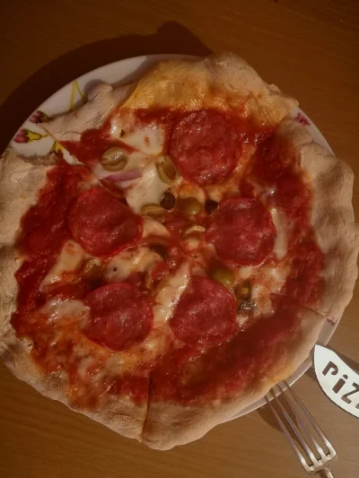humm - Mozzarella, oliwki, czerwona cebula, pepperoni. 
#pizza #gotujzwykopem