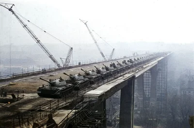 quiksilver - Most Nuselski w czasie testów obciążeniowych – widać 66 czołgów T-55 - P...