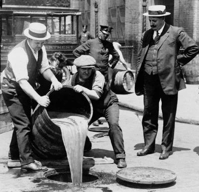 d.....k - Pierwszy dzień #prohibicja w #usa w 1920 roku. 

#alkohol