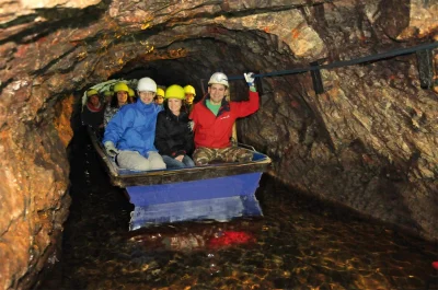 JanParowka - ekipa górników z radością wypływa pontonem po swoją 13'stke