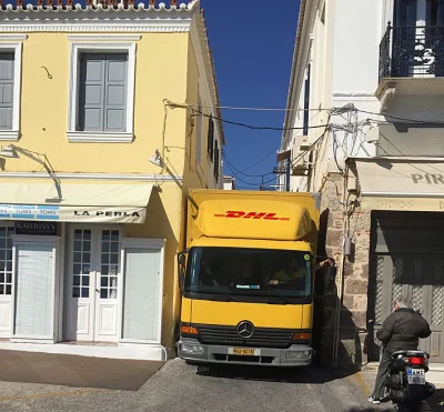 casual_ck - A tak DHL radzi sobie w Grecji, na wyspie Spetses, gdzie większość ulicze...