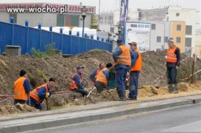 Lluc - Migawka idealnie zsynchronizowana z pracownikami na budowie polskiej drogi.