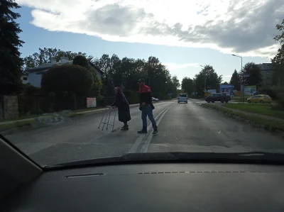 readme - Nie wiem jakim cudem ta staruszka z balkonikiem znalazła się na ruchliwej dr...