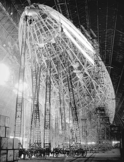 myrmekochoria - Sterowiec USS Macon (ZRS-5) podczas budowy, początek lat 30. XX wieku...