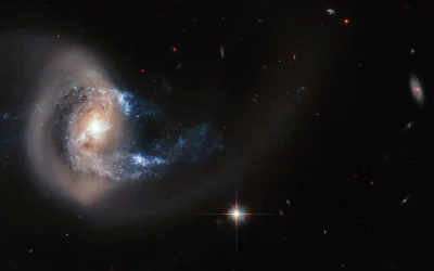 enforcer - Galaktyka spiralna NGC 7714 która z sąsiednią galaktyką NGC 7715 oddziałuj...