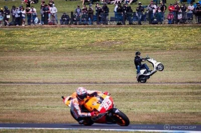 K.....z - #photobomb #reddit #motocykle