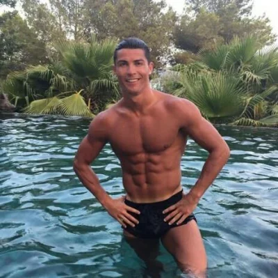 Slacky - Aż dziwne że Ronaldo jest , aż tak opalony patrząc na to ile czasu spędza w ...